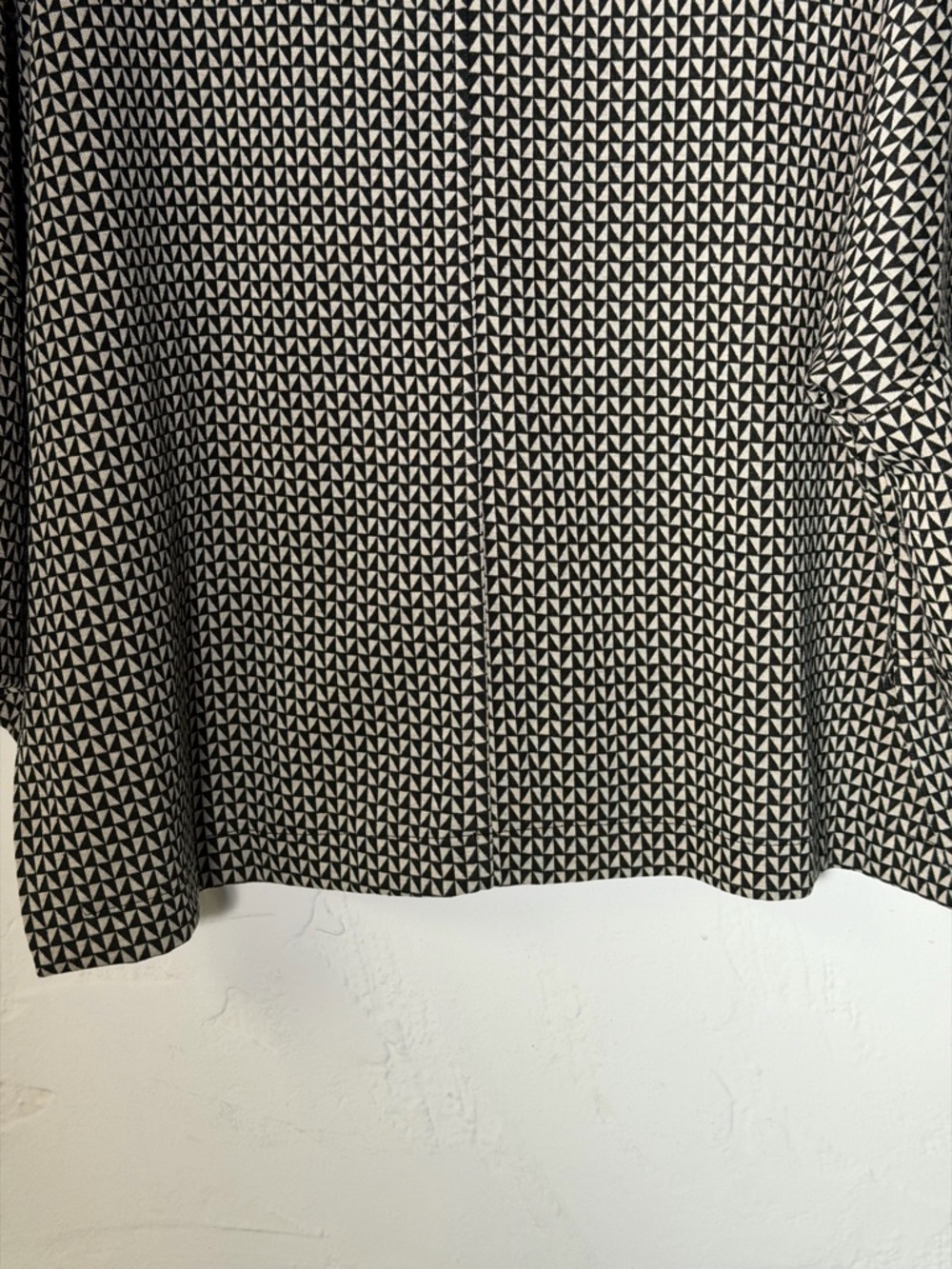Max Studio Black and Cream Triangle-Print Top 3/4 sleeves box style - perfect - Picture 10 of 16